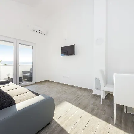 Apartmán Sea-view With Garden